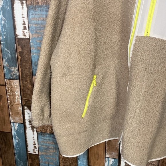 Universal thread teary bear neon green detail jacket - Picture 4 of 16